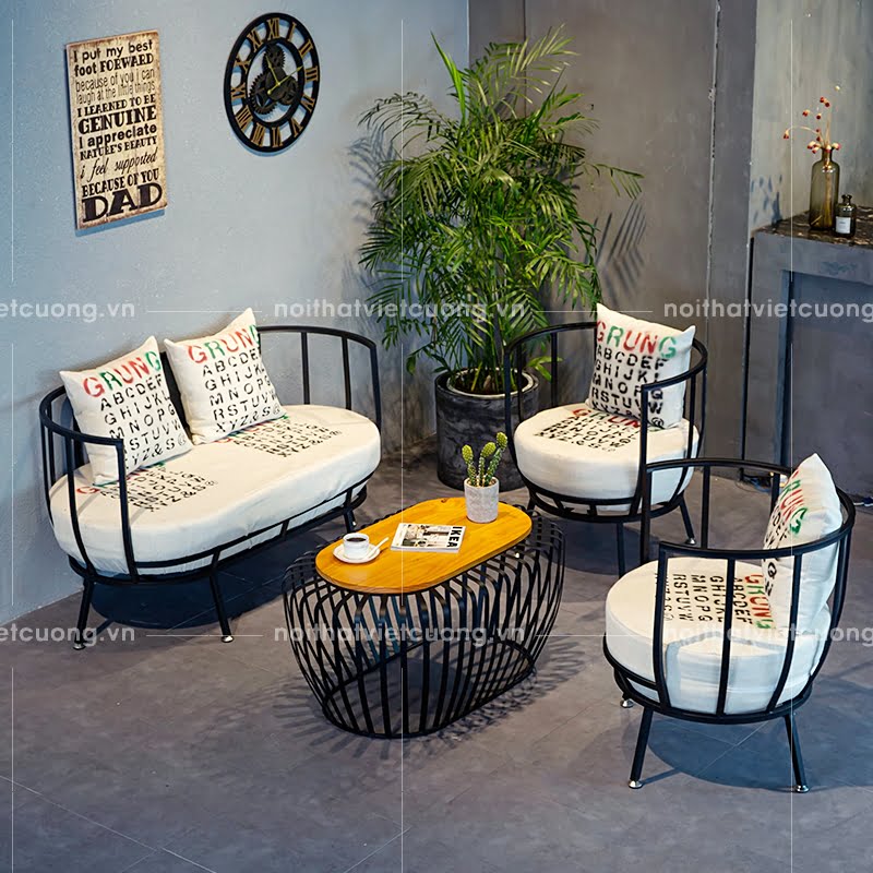 Bộ bàn ghế sofa chân sắt sơn tĩnh điện nệm gối đẹp sẽ là sự lựa chọn hoàn hảo cho không gian nội thất của bạn. Chúng tôi cam kết sẽ đem đến cho bạn sản phẩm đáp ứng mọi yêu cầu từ chất lượng đến thiết kế. Hãy đến với chúng tôi để tận hưởng không gian sống hoàn hảo.