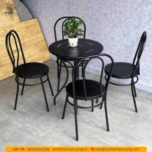 Việc vệ sinh và bảo trì, bảo dưỡng bàn ghế sắt giúp duy trì chất lượng luôn được tốt nhất