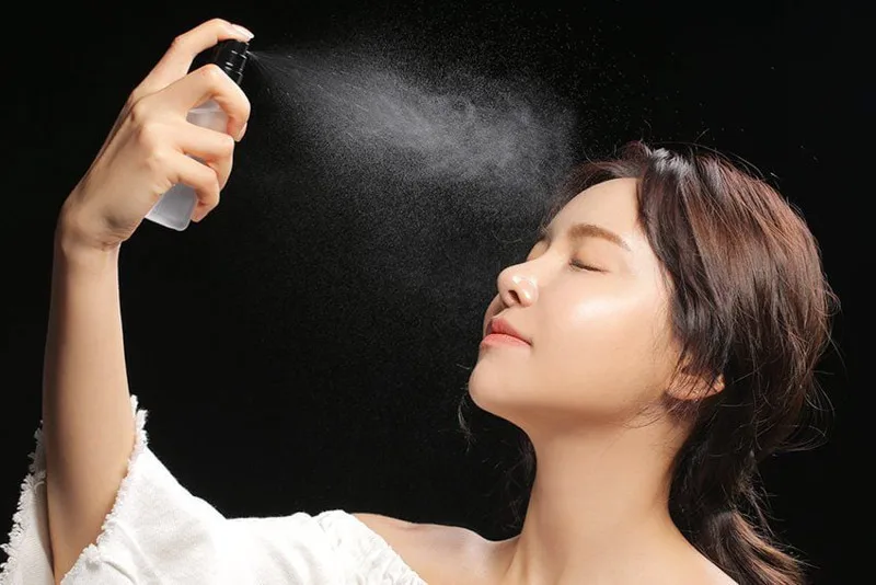 Xịt khoáng - Bí quyết giữ lớp trang điểm lâu trôi Xịt khoáng - Bí quyết giữ lớp trang điểm lâu trôi